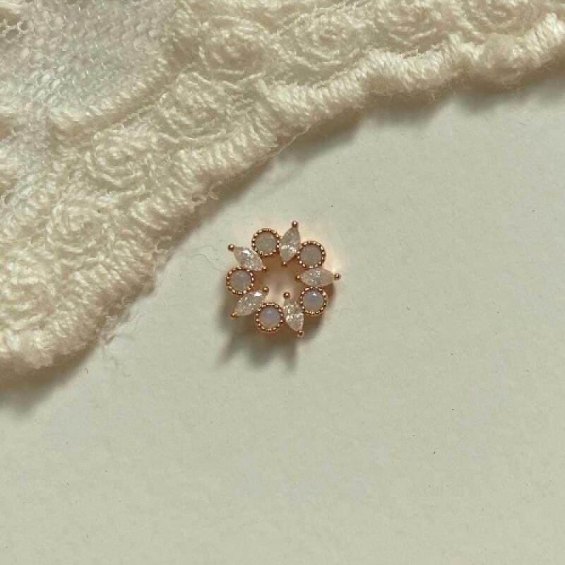 Round corolla surgical piercing Bar length 6mm (default)
Round corolla surgical piercing Bar length 6mm (default)
