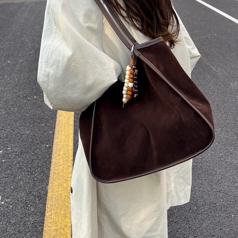 Вместительная замшевая наплечная сумка для мамы и ребенка, женская ретро портативная сумка-тоут, новая простая сумка для поездок 2025 single bag + pendant