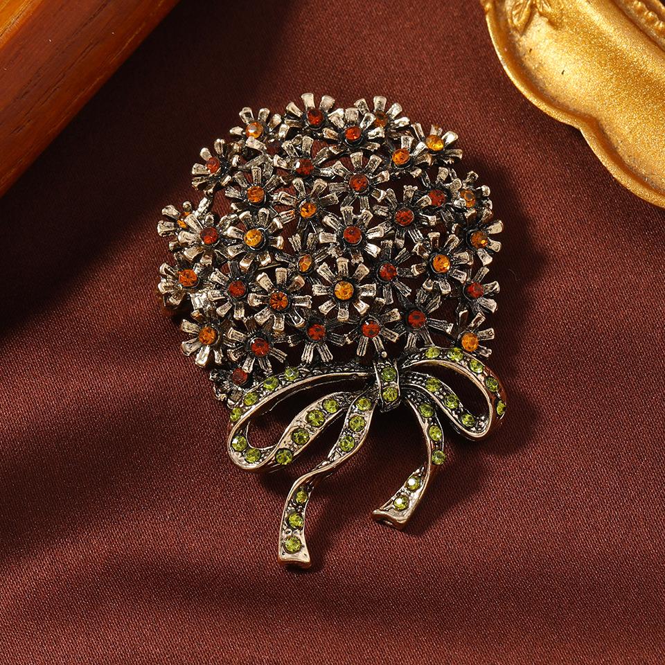 Luxury Exquisite Crystal Bouquet Brooch Badges For Women Men Flower Rhinestone Shining Boutique Pin Elegant Coat Suit Brooch Pin
Luxury Exquisite Crystal Bouquet Brooch Badges For Women Men Flower Rhinestone Shining Boutique Pin Elegant Coat Suit Brooch Pin