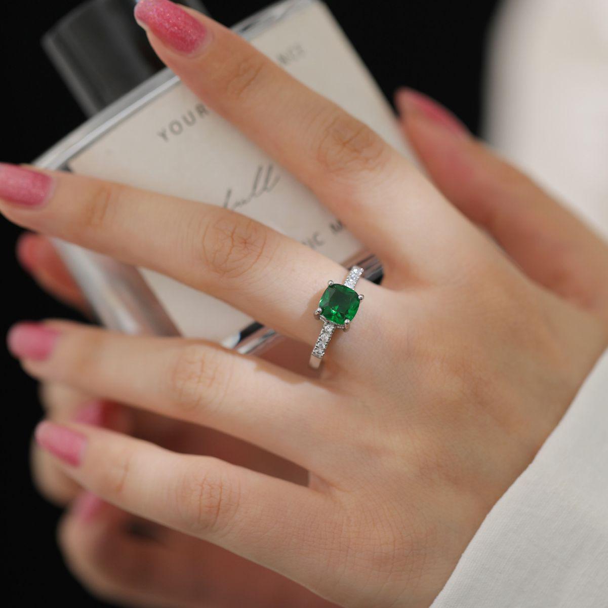 Emerald Green Zircon Minimalist Ring: European & American Fashion Trend Adjustable Open Size
Emerald Green Zircon Minimalist Ring: European & American Fashion Trend Adjustable Open Size