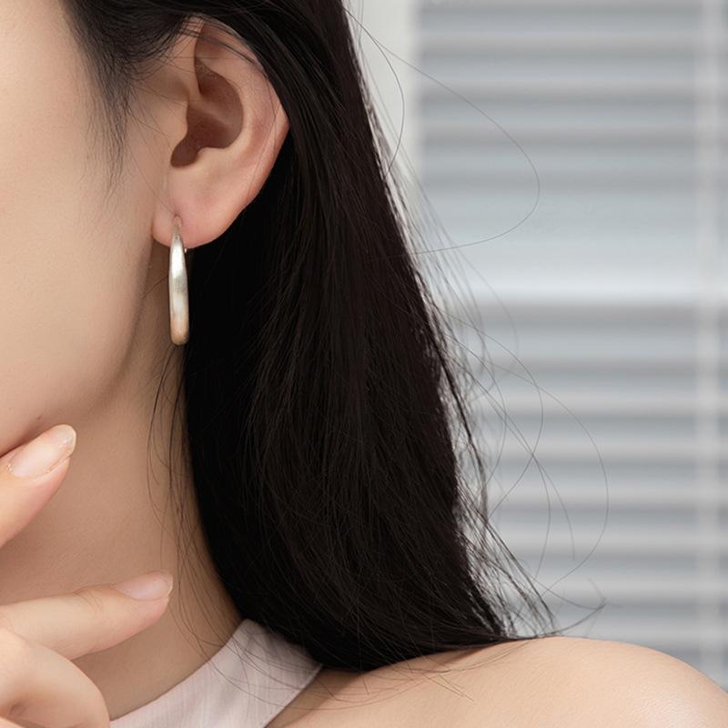 Round brushed earrings Korean style personalized simple earrings light luxury fashion versatile earrings
Round brushed earrings Korean style personalized simple earrings light luxury fashion versatile earrings