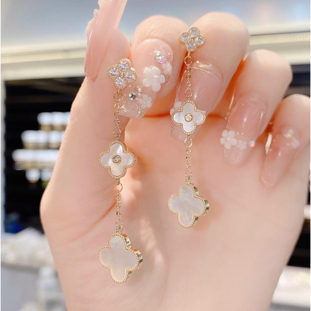 New Temperament Fashion Natural Shell Zirconia Four-leaf Flower Earrings Delicate Four-leaf Clover Earrings Female
New Temperament Fashion Natural Shell Zirconia Four-leaf Flower Earrings Delicate Four-leaf Clover Earrings Female