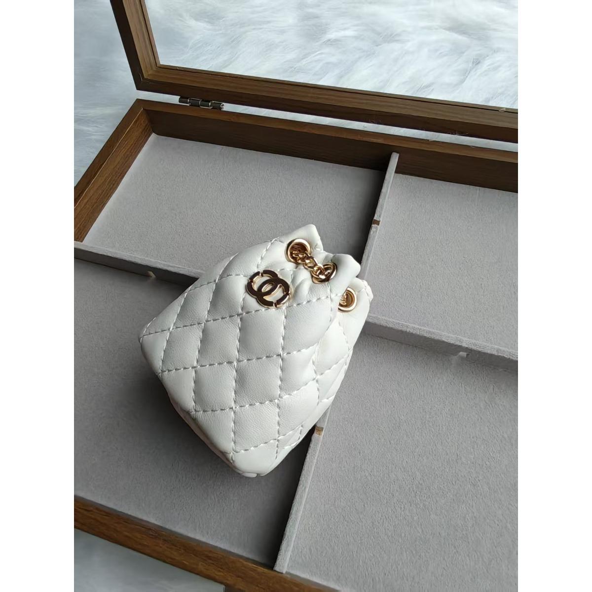 Rhombus Xiaoxiangfeng backpack bag pendant bag bucket bag 2025 new niche design messenger chain bag белый
Rhombus Xiaoxiangfeng backpack bag pendant bag bucket bag 2025 new niche design messenger chain bag белый