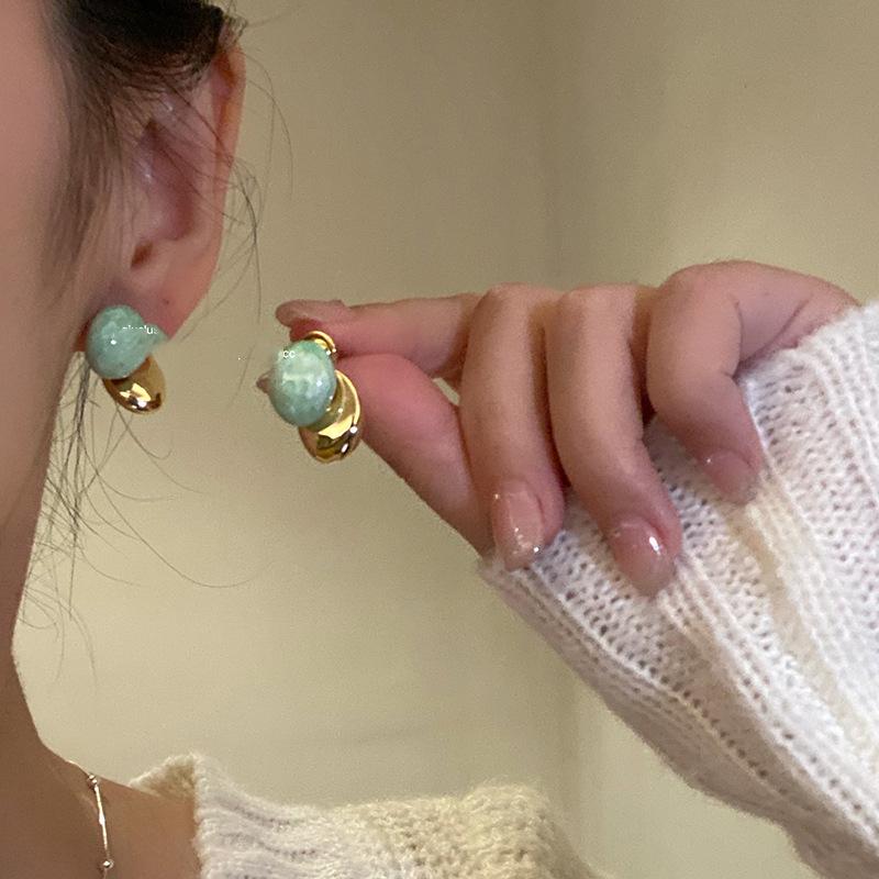 Dripping oil, a multi-wear beanie stud earrings, light luxury, fashionable and simple earrings for women, niche design, versatile earrings for women
Dripping oil, a multi-wear beanie stud earrings, light luxury, fashionable and simple earrings for women, niche design, versatile earrings for women