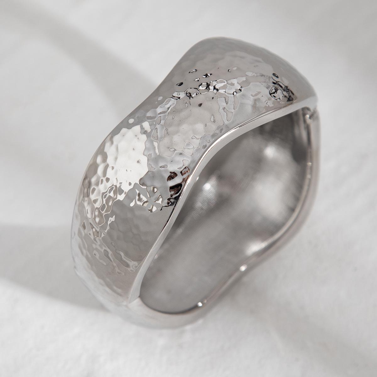 Комплект браслетов из сплава с преувеличенным широким краем и гладким узором «молоток»
Комплект браслетов из сплава с преувеличенным широким краем и гладким узором «молоток»