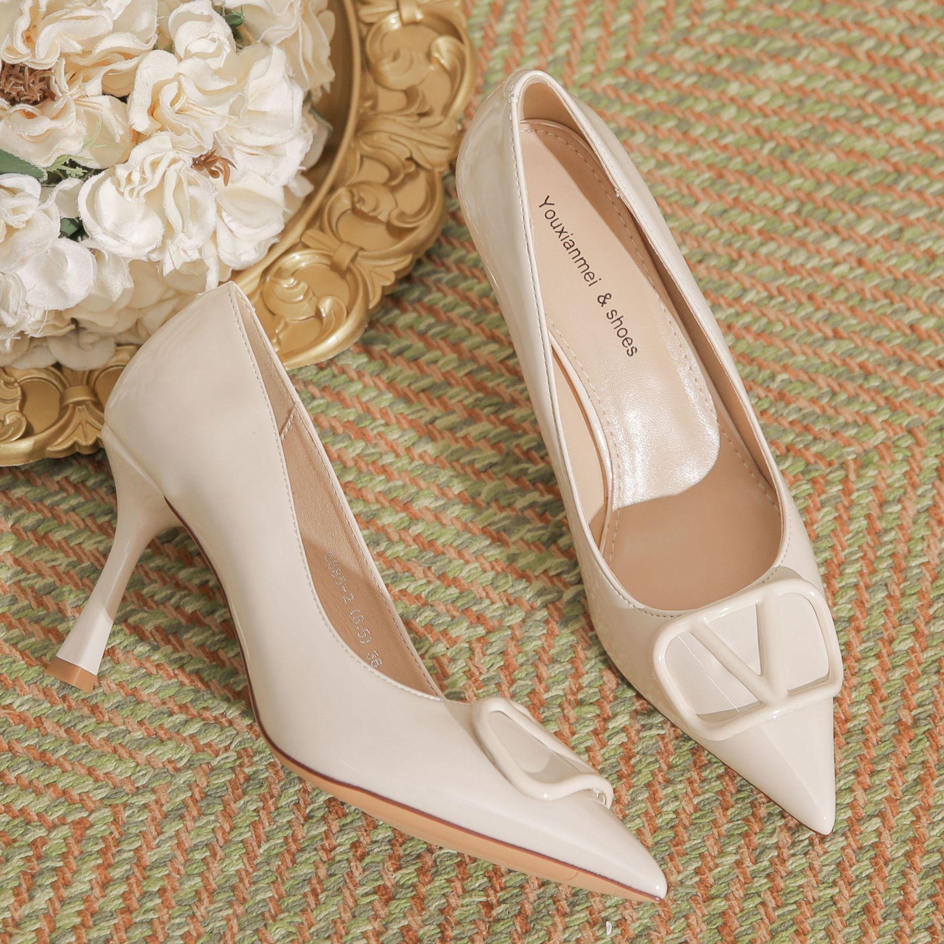 -- pointed head, shallow mouth, flower buckle high heels, temperament women s shoes, daily commuting, elegant, comfortable and versatile 34
-- pointed head, shallow mouth, flower buckle high heels, temperament women s shoes, daily commuting, elegant, comfortable and versatile 34