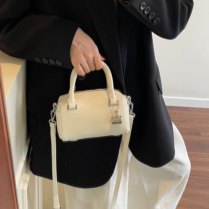 Niche high-end handbag small bag women s 2025 summer new simple pillow bag versatile messenger bag
Niche high-end handbag small bag women s 2025 summer new simple pillow bag versatile messenger bag