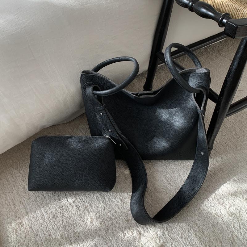 Large capacity bag women s winter new fashion one-shoulder crossbody bag bucket bag women s tote mother and child bag чорний
Large capacity bag women s winter new fashion one-shoulder crossbody bag bucket bag women s tote mother and child bag чорний