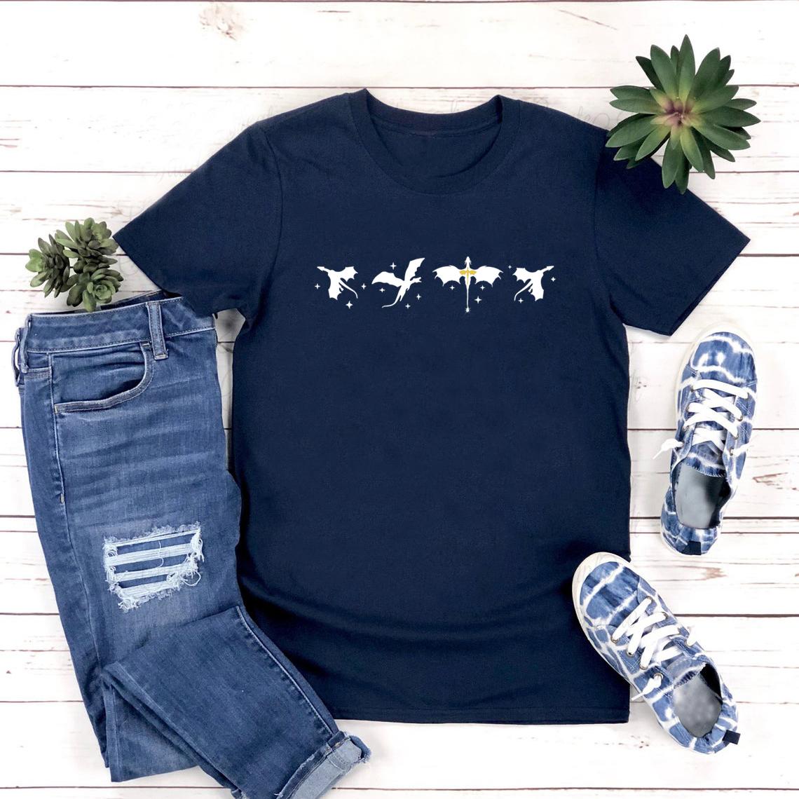 Футболка Fourth Wing Футболка Basgiath War College Футболка Мужская Женская Графическая Футболка Футболка с Коротким Рукавом Дракон Винтажная Женская Футболка XXXL темно-синий
Футболка Fourth Wing Футболка Basgiath War College Футболка Мужская Женская Графическая Футболка Футболка с Коротким Рукавом Дракон Винтажная Женская Футболка XXXL темно-синий