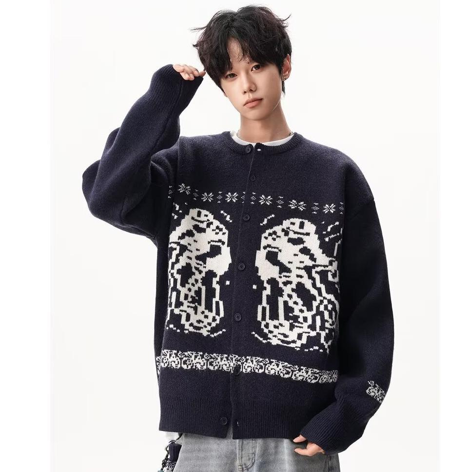 Retro Dark Blue Jacquard Cardigan Sweater for Men & Women - Trendy Autumn/Winter Knitwear Double Extra Large темно-синього кольору
Retro Dark Blue Jacquard Cardigan Sweater for Men & Women - Trendy Autumn/Winter Knitwear Double Extra Large темно-синього кольору