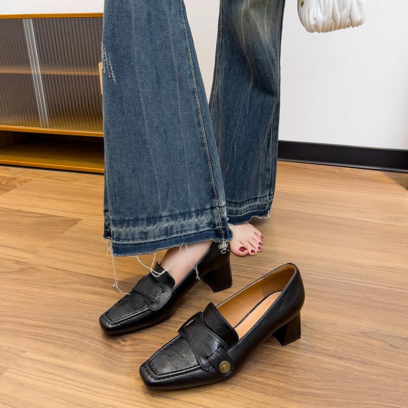 Маленькие кожаные туфли в британском стиле в стиле ретро на высоком каблуке, рабочие туфли для работы в городе, новинка 2025 года, туфли-лодочки с квадратной головкой и толстым каблуком 35 чёрный
Маленькие кожаные туфли в британском стиле в стиле ретро на высоком каблуке, рабочие туфли для работы в городе, новинка 2025 года, туфли-лодочки с квадратной головкой и толстым каблуком 35 чёрный