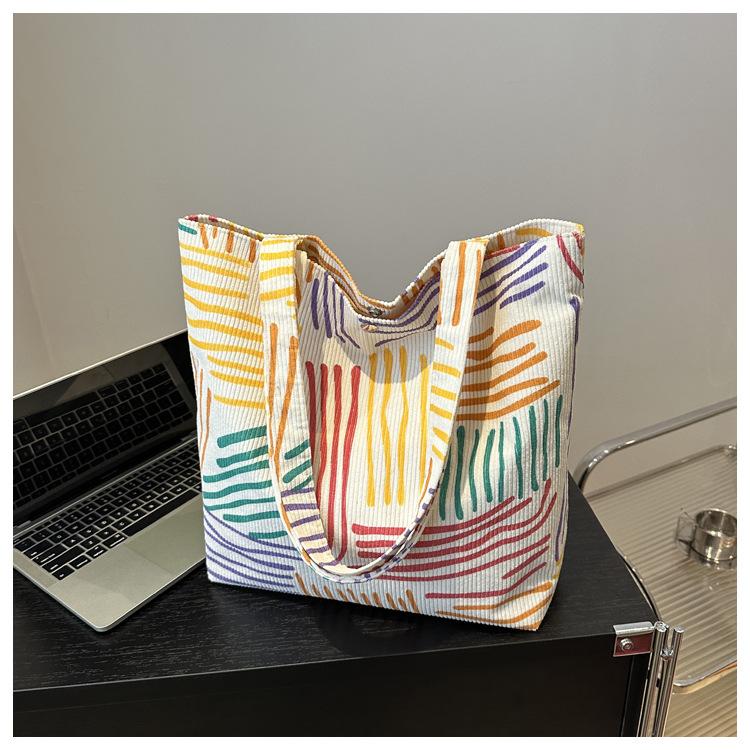 Контрастная цветовая текстура 2024 года, новая модная и иностранная повседневная контрастная цветовая популярная простая сумка через плечо, портативная маленькая квадратная женская сумка разноцветный