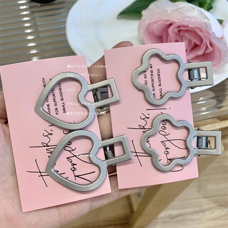 Korean Style Retro Geometric Simple Hair Clip Short Hair Head Accessories Hollow Love Clouds Barrettes Side Clip Duckbill Clip Women
Korean Style Retro Geometric Simple Hair Clip Short Hair Head Accessories Hollow Love Clouds Barrettes Side Clip Duckbill Clip Women