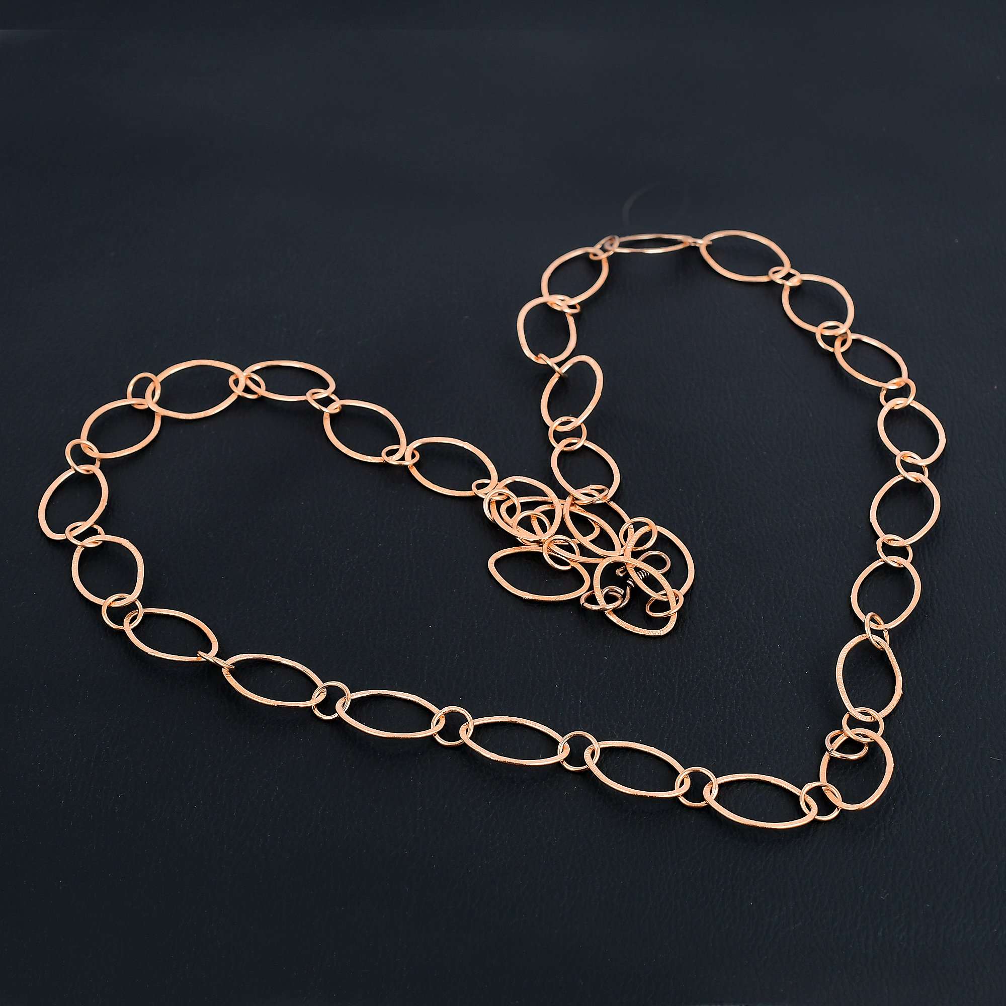 Длинное ожерелье из кованой чистой меди с маленькими и большими круглыми овальными звеньями, минималистские украшения, медные украшения ручной работы для нее/него
Длинное ожерелье из кованой чистой меди с маленькими и большими круглыми овальными звеньями, минималистские украшения, медные украшения ручной работы для нее/него