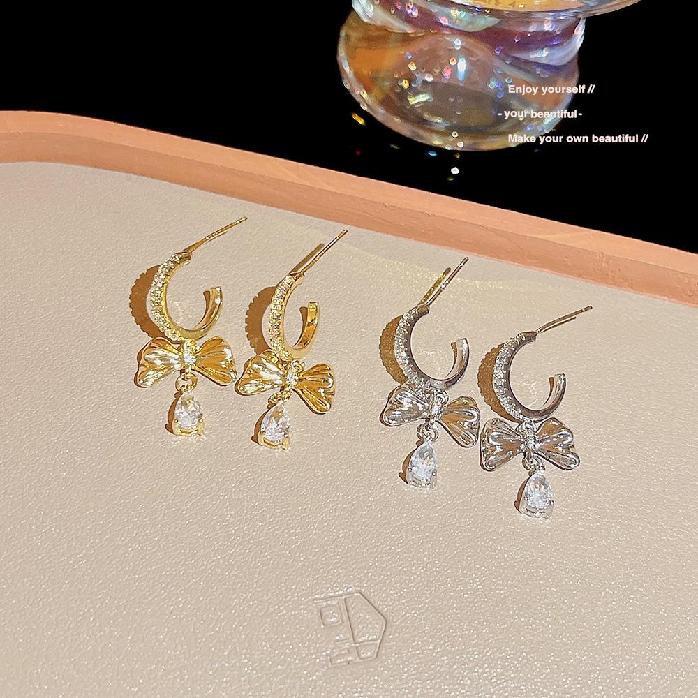 Exquisite Bow & Water Drop Micro-Paved C-Shaped Earrings - Trendy, Luxurious, and Versatile
Exquisite Bow & Water Drop Micro-Paved C-Shaped Earrings - Trendy, Luxurious, and Versatile