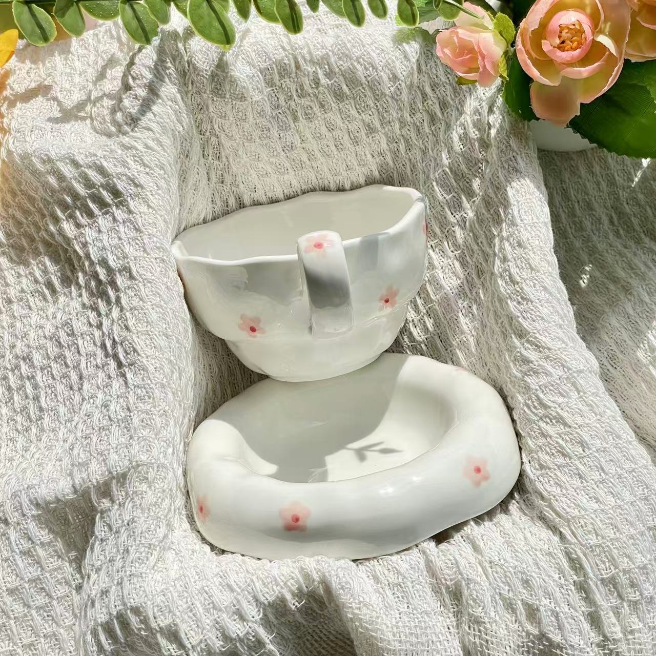 Creative hand-squeezed ceramic cup Russian, mug ins wind floral coffee cup saucer water cup afternoon teacup set coffee cup saucer
Creative hand-squeezed ceramic cup Russian, mug ins wind floral coffee cup saucer water cup afternoon teacup set coffee cup saucer