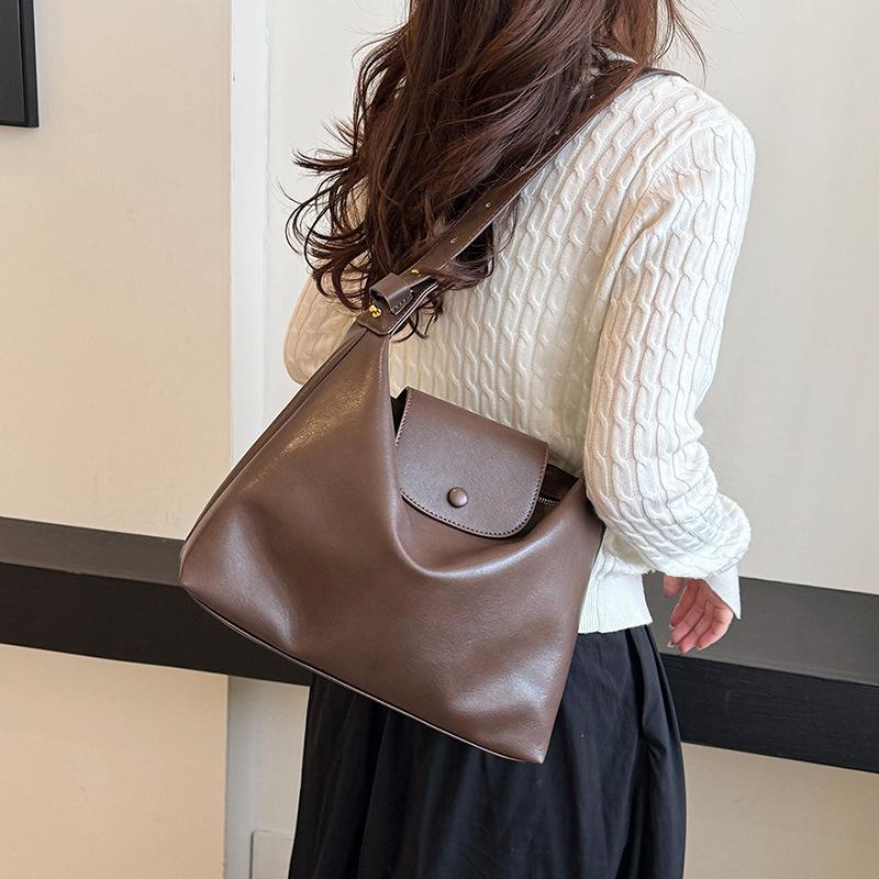 Retro large-capacity pleated bag women s 2025 new winter work commuter tote bag casual chain shoulder bag 30*10*22
Retro large-capacity pleated bag women s 2025 new winter work commuter tote bag casual chain shoulder bag 30*10*22