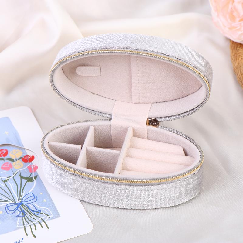 1pc Retro Oval Velvet Mini Portable Jewelry Box For Rings Earrings Bracelets Necklaces Zipper Jewelry Box (about 11*6CM) сірий колір
1pc Retro Oval Velvet Mini Portable Jewelry Box For Rings Earrings Bracelets Necklaces Zipper Jewelry Box (about 11*6CM) сірий колір