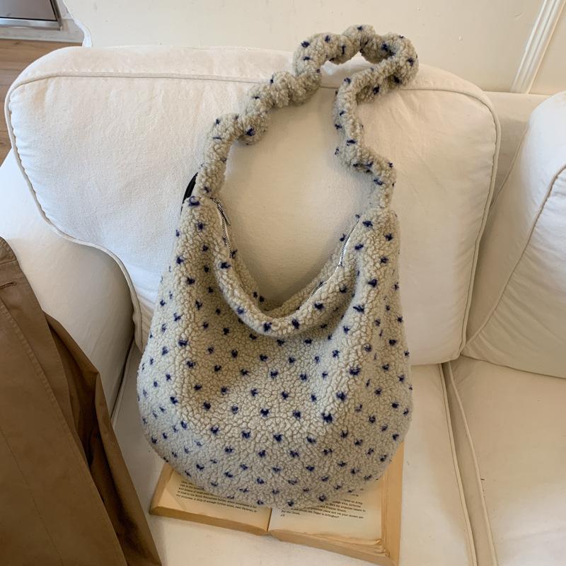 Versatile large-capacity Korean-style tote bag for women2026New Winter Super Popular Fair Isle Lamb Wool Shoulder Crossbody Bag
Versatile large-capacity Korean-style tote bag for women2026New Winter Super Popular Fair Isle Lamb Wool Shoulder Crossbody Bag