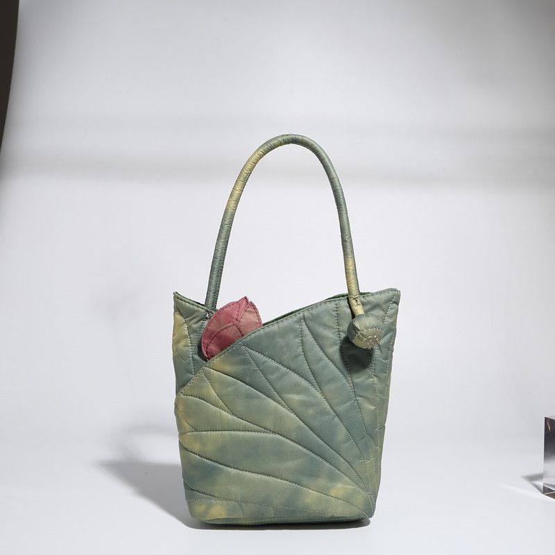 Chinese Vintage Lotus Floral Handbag Women Exquisite Qipao Canvas Tote Bag Ladies Spacious Bucket Shoulder Bag Aesthetic 2025 20x24x6cm зелёный
Chinese Vintage Lotus Floral Handbag Women Exquisite Qipao Canvas Tote Bag Ladies Spacious Bucket Shoulder Bag Aesthetic 2025 20x24x6cm зелёный