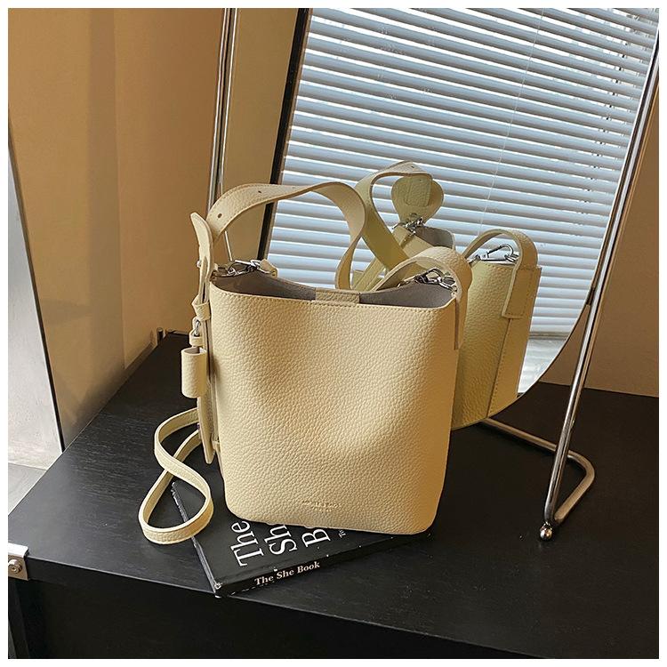 Retro bucket bag large capacity bag women s casual fashion new niche shoulder bag high sense
Retro bucket bag large capacity bag women s casual fashion new niche shoulder bag high sense