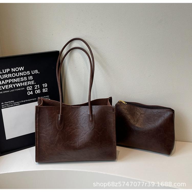 Simple retro large-capacity mother and child bag women s 2025 new versatile commuter tote bag fashionable texture shoulder bag темно-коричневого
Simple retro large-capacity mother and child bag women s 2025 new versatile commuter tote bag fashionable texture shoulder bag темно-коричневого