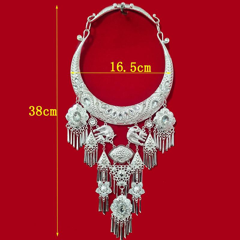 Miao Silver-Plated Gem Rhinestone Tassel Necklace for Hanfu Dance
Miao Silver-Plated Gem Rhinestone Tassel Necklace for Hanfu Dance