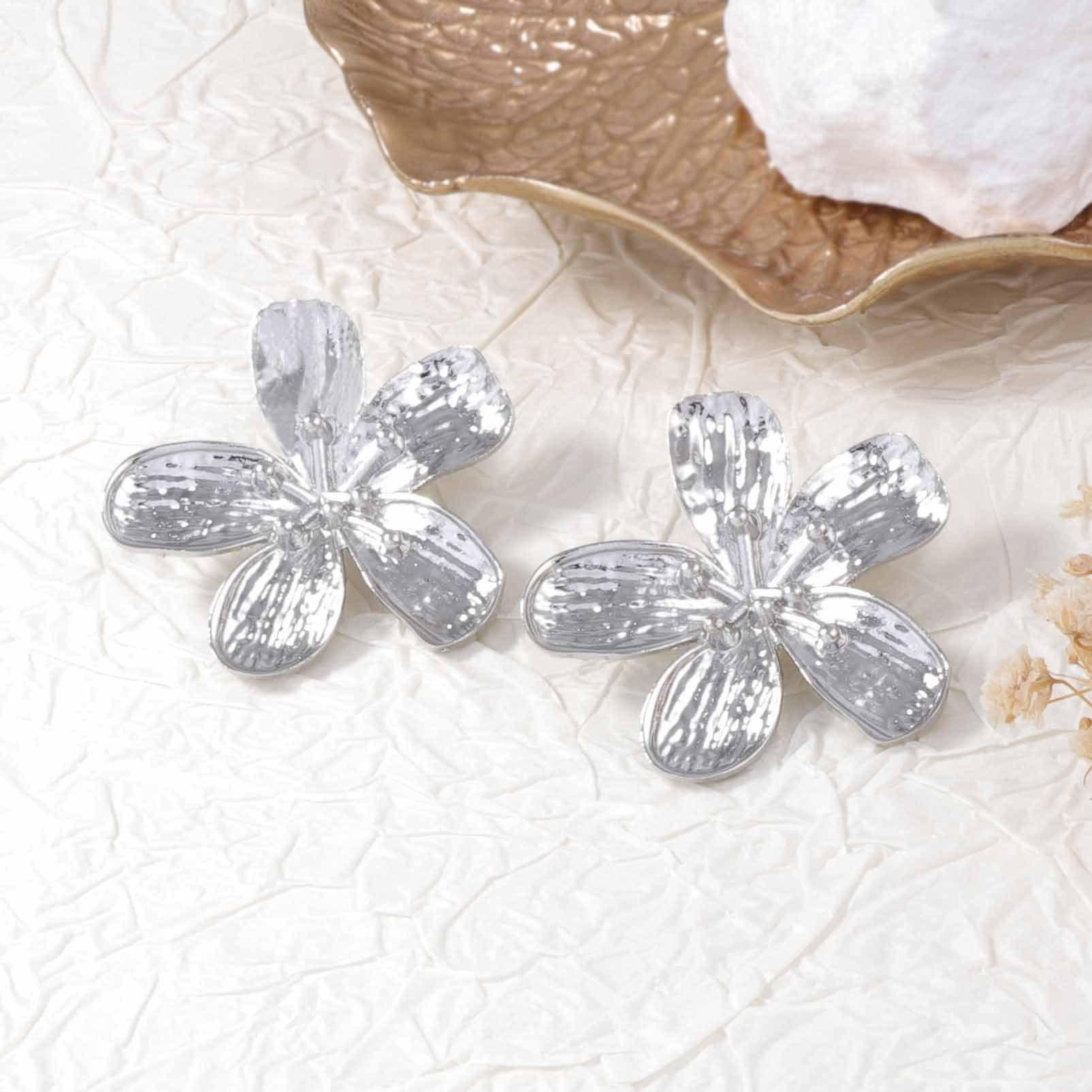 The unique, retro and cold style metal alloy high-end design sense, simple texture and floral ear studs are versatile for women
The unique, retro and cold style metal alloy high-end design sense, simple texture and floral ear studs are versatile for women