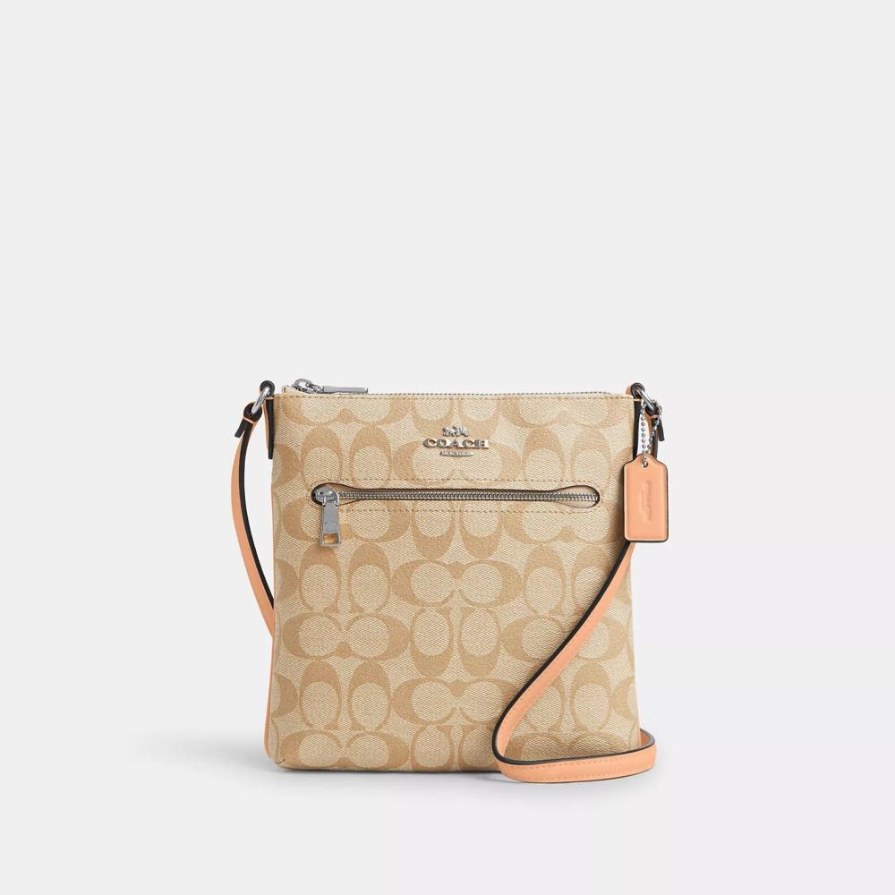Сумка для документов Coach Mini Rowan из канвы Signature светло-хаки с выцветшим румянцем
Сумка для документов Coach Mini Rowan из канвы Signature светло-хаки с выцветшим румянцем