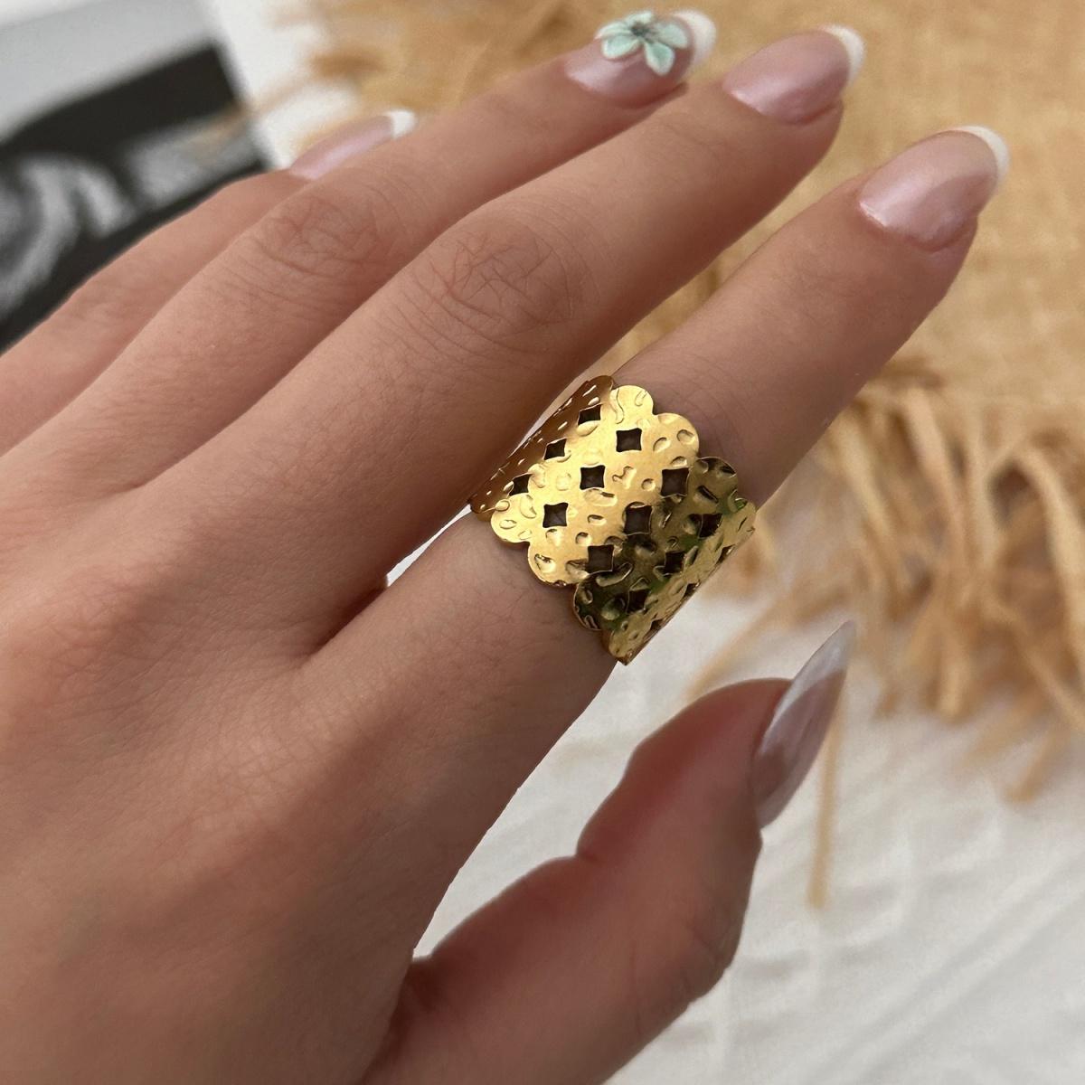 Exaggerated Hollow Spiral Stripe Wide Finger Rings For Women Men Vintage Stainless Steel Geometric Oval Ring Punk Party Zircon
Exaggerated Hollow Spiral Stripe Wide Finger Rings For Women Men Vintage Stainless Steel Geometric Oval Ring Punk Party Zircon