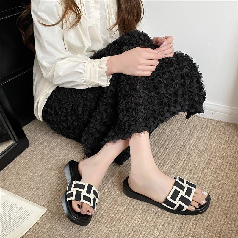 Жіночі шльопанці нова мода на плоскій підошві літнього сезону 2024 року з картатим квадратним носком, універсальні сандалі, жіноче взуття 41 чорний
Жіночі шльопанці нова мода на плоскій підошві літнього сезону 2024 року з картатим квадратним носком, універсальні сандалі, жіноче взуття 41 чорний