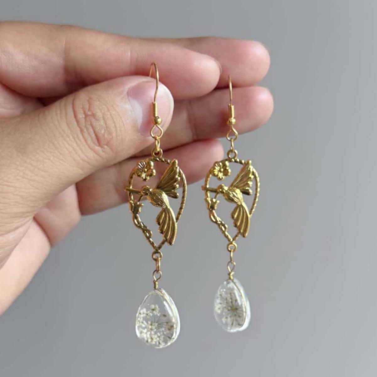 Серьги-подвески «Колибри», Серьги с черными кристаллами, Длинные серьги-капли, Ювелирное украшение в подарок любителю птиц
Серьги-подвески «Колибри», Серьги с черными кристаллами, Длинные серьги-капли, Ювелирное украшение в подарок любителю птиц