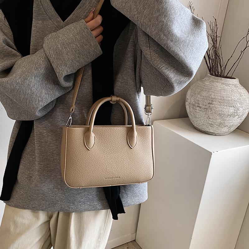 2025 simple new women s bag premium handbag shoulder bag women s bag 25*6*16 чорний
2025 simple new women s bag premium handbag shoulder bag women s bag 25*6*16 чорний