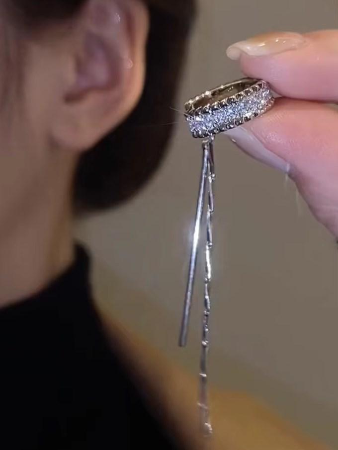Fashion Shiny Rhinestone Clip Earrings Trend For Women Girls One Side Ear Cuff Cross Tassel No Pierced Long Earring
Fashion Shiny Rhinestone Clip Earrings Trend For Women Girls One Side Ear Cuff Cross Tassel No Pierced Long Earring