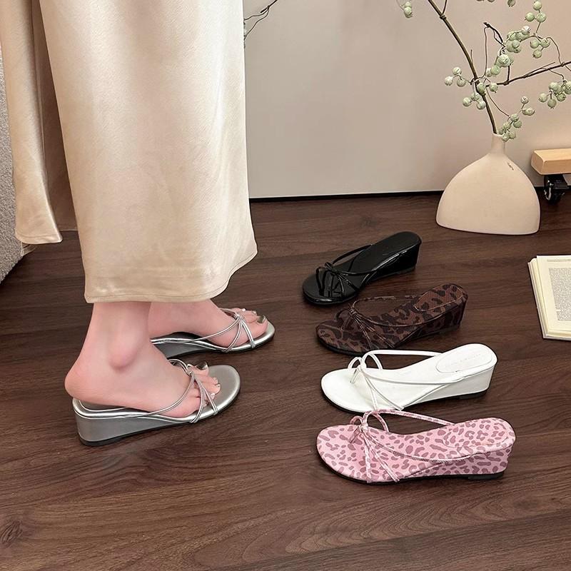 Retro versatile slippers women s summer 2025 new flat bottom simple square head non-slip Korean version of slope heel flip-flops 40
Retro versatile slippers women s summer 2025 new flat bottom simple square head non-slip Korean version of slope heel flip-flops 40