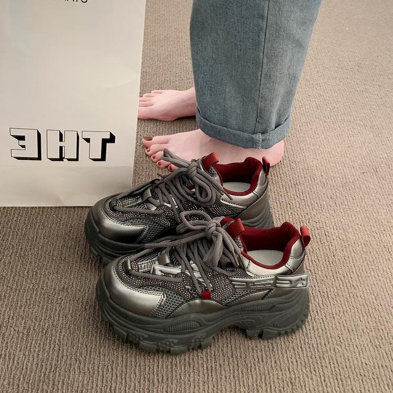 Маленькие толстоподошвенные увеличивающие рост туфли папы из мягкой кожи женские одинарные туфли осень новые универсальные маффины повседневные спортивные туфли 40
Маленькие толстоподошвенные увеличивающие рост туфли папы из мягкой кожи женские одинарные туфли осень новые универсальные маффины повседневные спортивные туфли 40