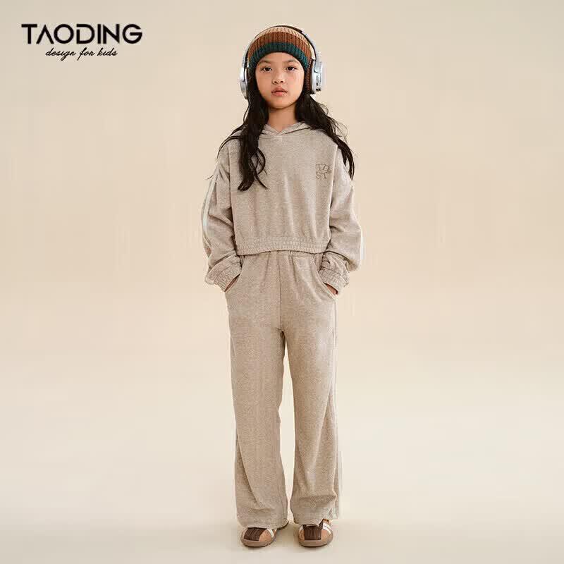 Girl s Snowflake Hooded Pullover Two-Piece Set 150
Girl s Snowflake Hooded Pullover Two-Piece Set 150