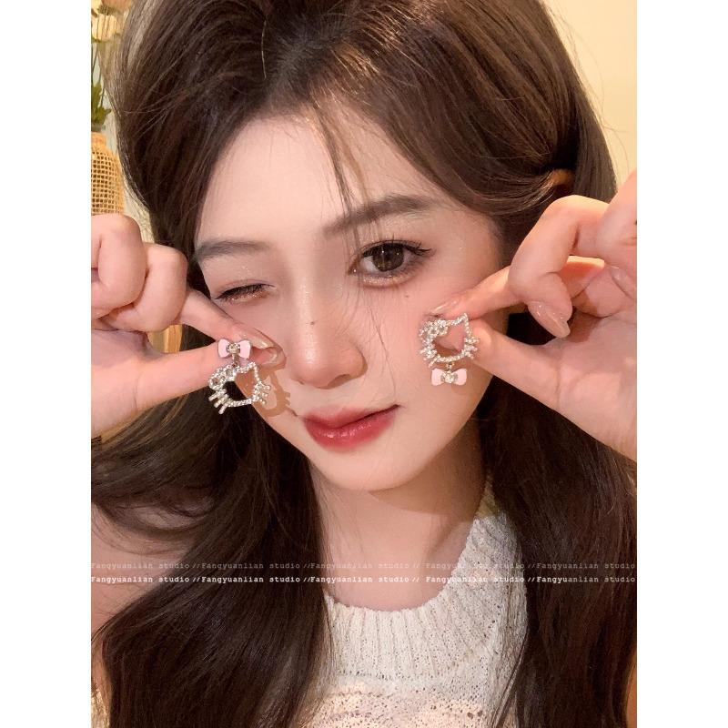 Super Sparkly Bow-shaped Diamond Stud Earrings with Cat Ears for Girls, Cute and Sweet, in A Small and Unique Style.
Super Sparkly Bow-shaped Diamond Stud Earrings with Cat Ears for Girls, Cute and Sweet, in A Small and Unique Style.