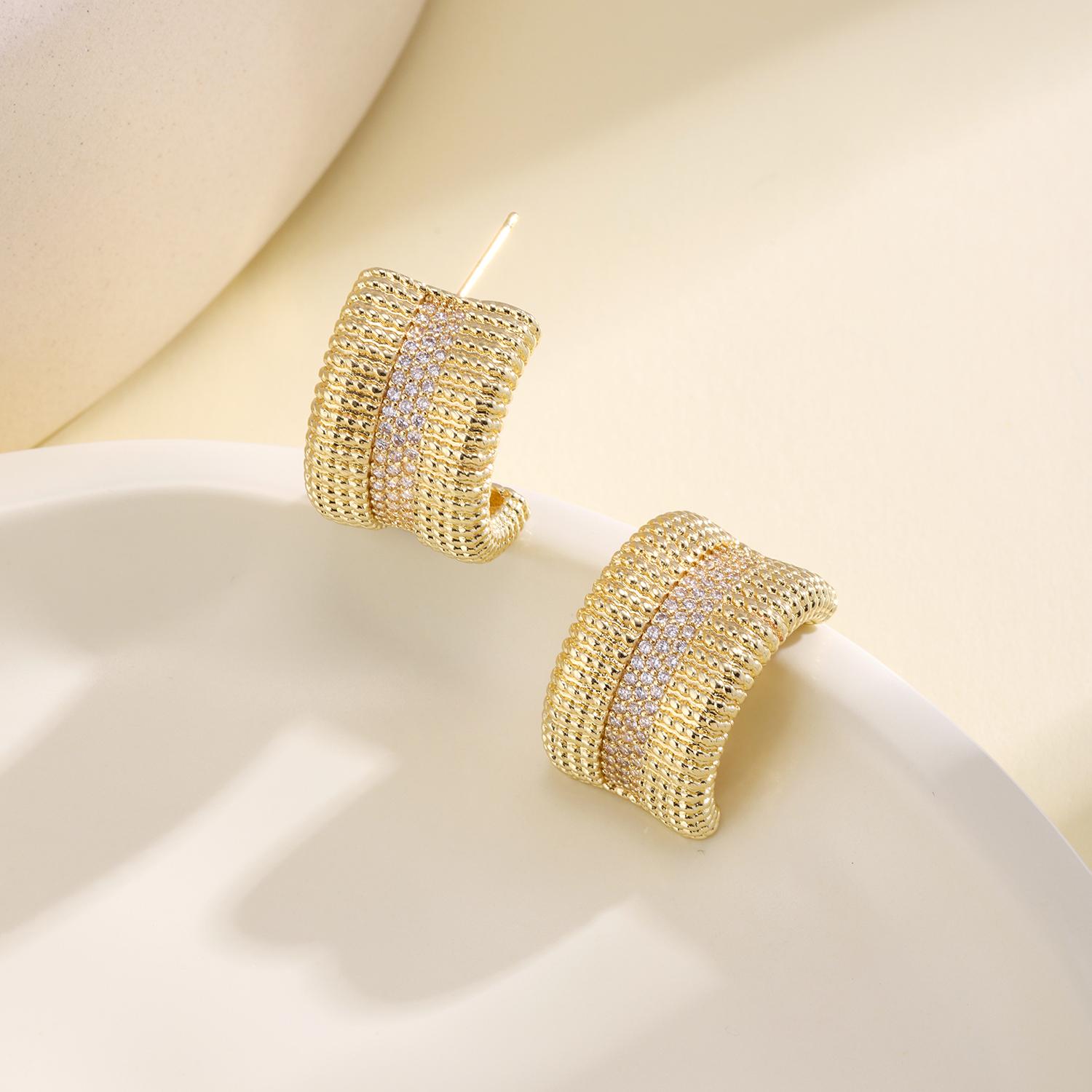 Nidin New Trendy Textured Arc Stud Earrings For Women Light Luxury Micro Pave Zircon Wide Fashion Ear Jewelry Daily Party Gifts золотий
Nidin New Trendy Textured Arc Stud Earrings For Women Light Luxury Micro Pave Zircon Wide Fashion Ear Jewelry Daily Party Gifts золотий