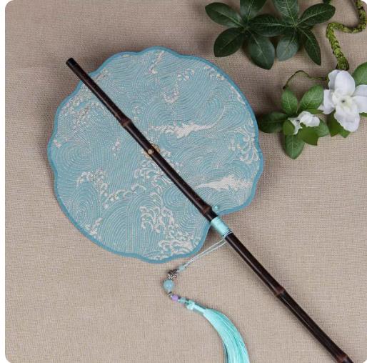 Круглый парчовый веер в форме ретро-ракушки, складной, с длинной ручкой, в старинном стиле, женский летний классический ханьфу, реквизит для танцев чонсам
Круглый парчовый веер в форме ретро-ракушки, складной, с длинной ручкой, в старинном стиле, женский летний классический ханьфу, реквизит для танцев чонсам