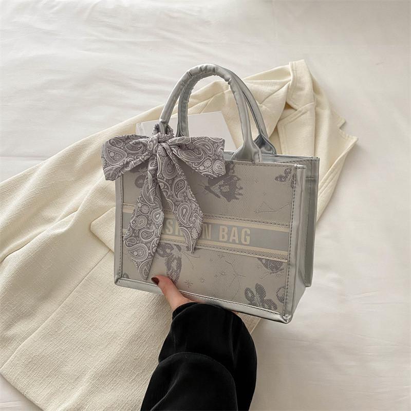 Trendy And Chic Large Capacity Fashionable Tote Handbag For Women In Summer срібний
Trendy And Chic Large Capacity Fashionable Tote Handbag For Women In Summer срібний