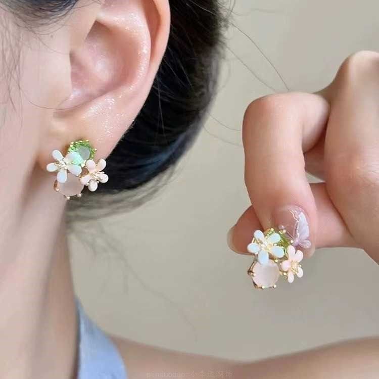 Dripping oil flower earrings fashionable and elegant personality sweet temperament stud earrings small fresh versatile earrings women
Dripping oil flower earrings fashionable and elegant personality sweet temperament stud earrings small fresh versatile earrings women