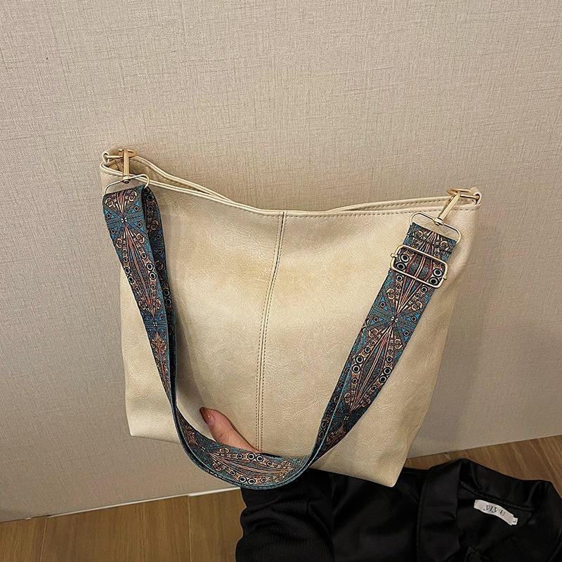 Spring Summer New Vintage Wide Strap Shoulder Crossbody Bag Premium Texture Commuter Bucket Bag белый
Spring Summer New Vintage Wide Strap Shoulder Crossbody Bag Premium Texture Commuter Bucket Bag белый