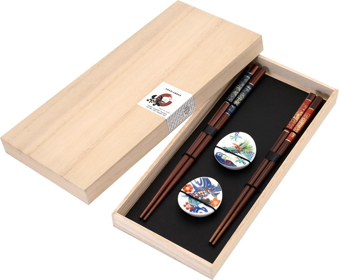 Подарок из японской посуды Mino Ware - японская столовая посуда, керамическая подставка для палочек Chitose no En и набор палочек для еды - дизайн Koi & Dragon
Подарок из японской посуды Mino Ware - японская столовая посуда, керамическая подставка для палочек Chitose no En и набор палочек для еды - дизайн Koi & Dragon