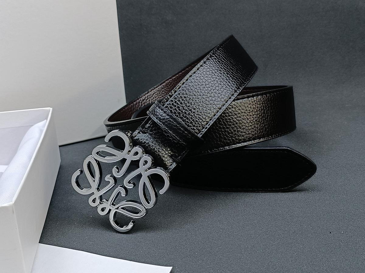 Шкіряний чоловічий ремінь Loewe з гладкою пряжкою та тисненням під лічі - Універсальний, Модний стиль інфлюенсера В наявності Size 125
Шкіряний чоловічий ремінь Loewe з гладкою пряжкою та тисненням під лічі - Універсальний, Модний стиль інфлюенсера В наявності Size 125