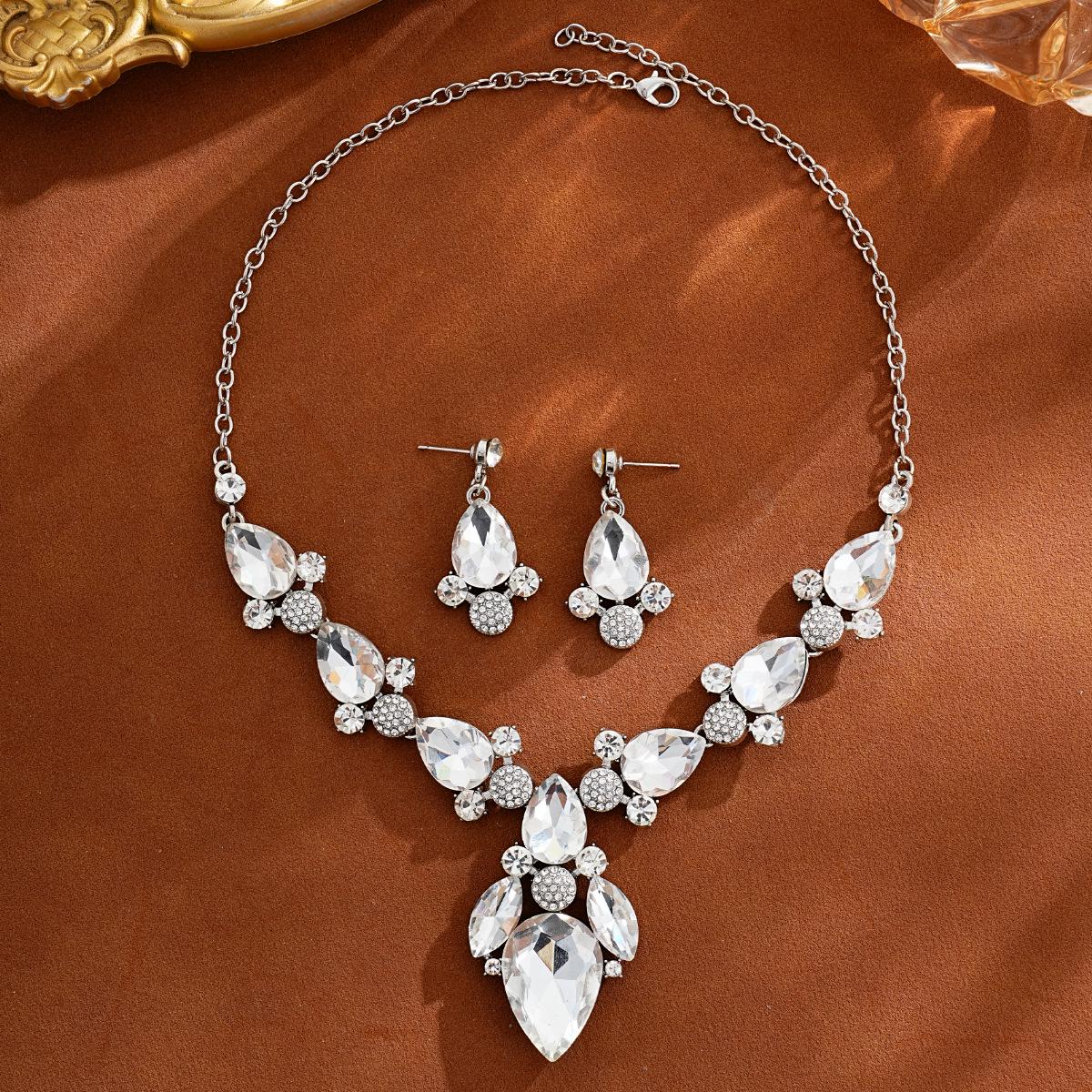 Trendy Rhinestone Colorful Clavicle Necklace for Women - Vintage Fashion Accessory білий
Trendy Rhinestone Colorful Clavicle Necklace for Women - Vintage Fashion Accessory білий