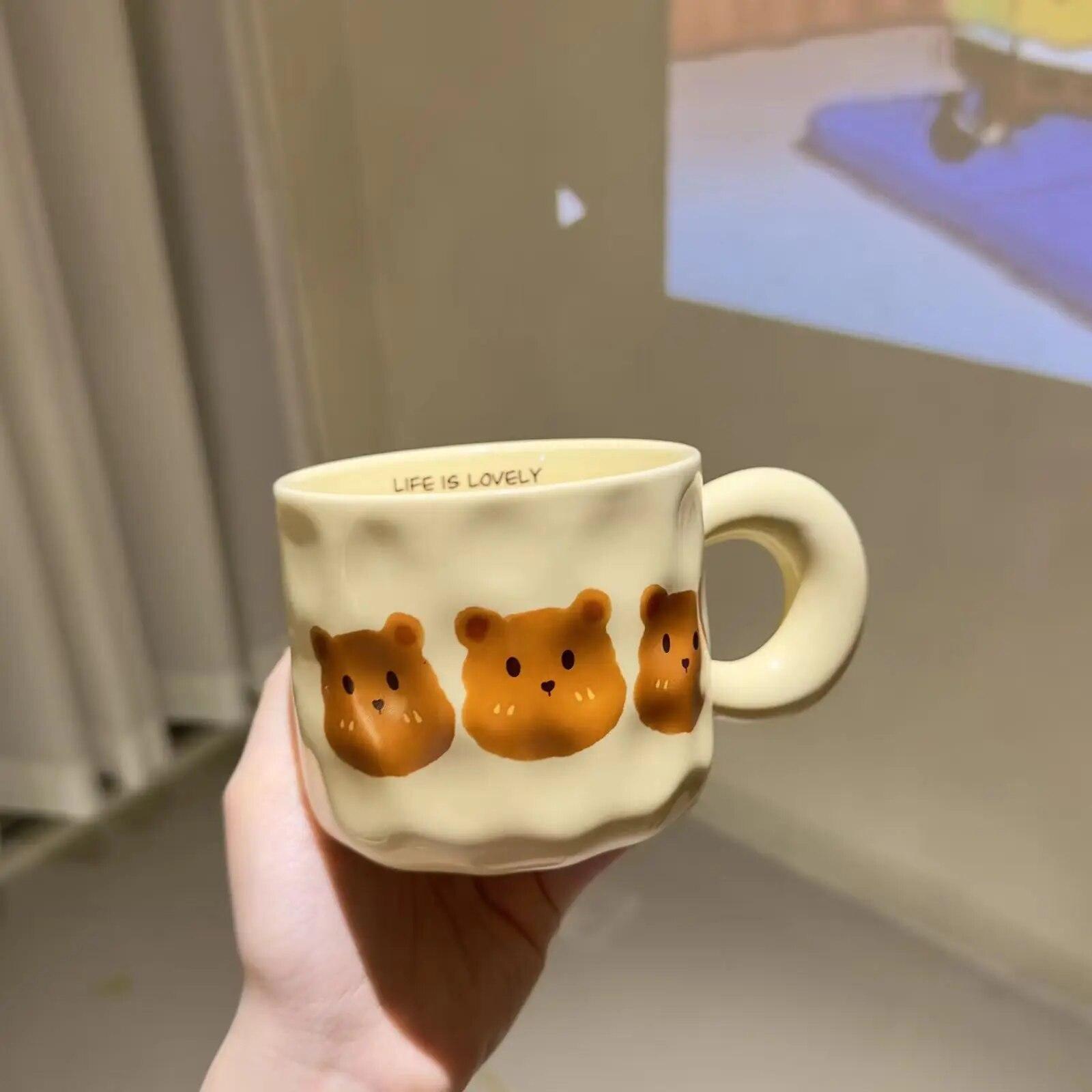 Керамическая кофейная кружка с мультяшным медведем в Корейском стиле, кружка с медведем для девочек, кофейная чашка в стиле ретро, послеобеденный чай, милая керамическая кружка, милая кофейная кружка
Керамическая кофейная кружка с мультяшным медведем в Корейском стиле, кружка с медведем для девочек, кофейная чашка в стиле ретро, послеобеденный чай, милая керамическая кружка, милая кофейная кружка