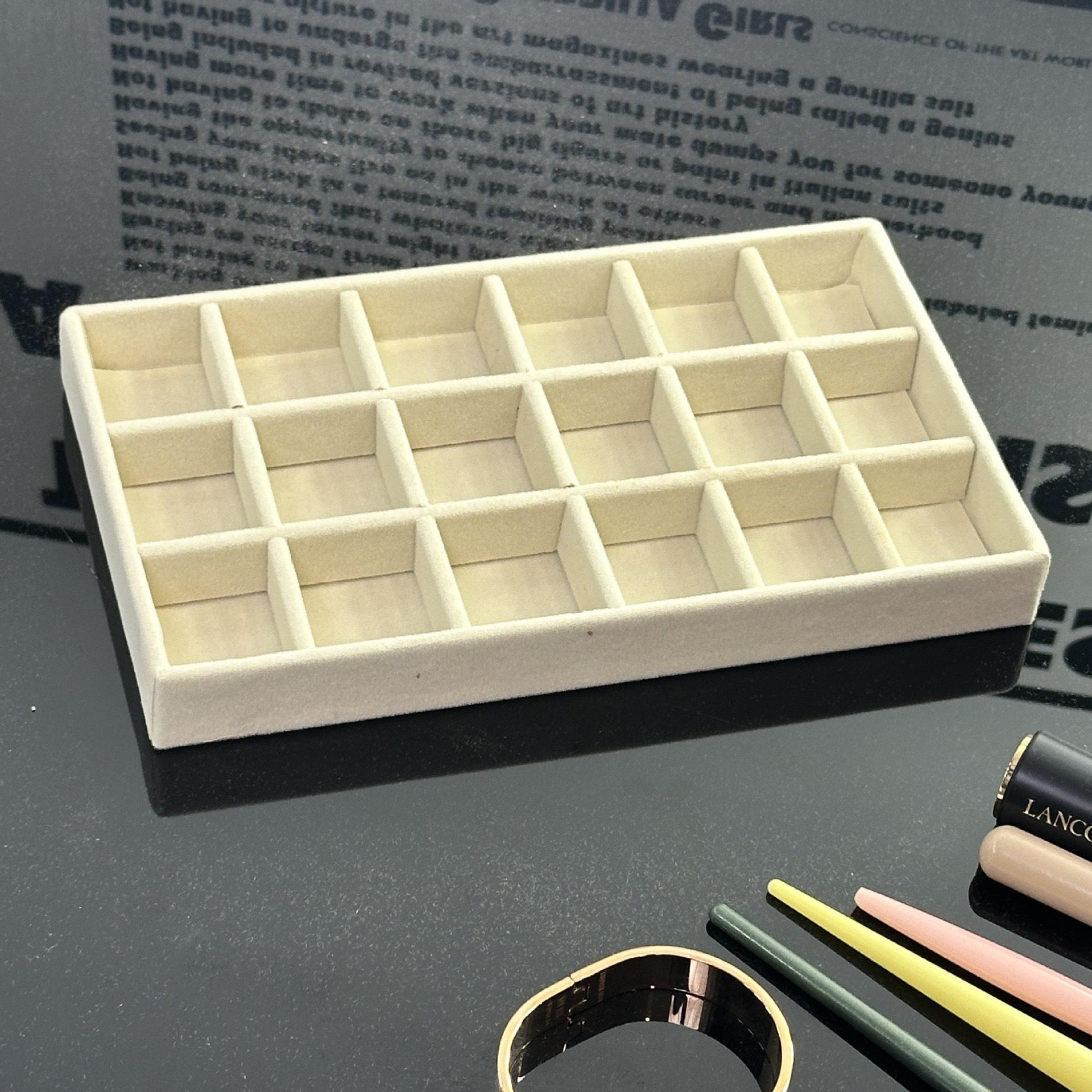 Бежевый бархатный поднос для украшений с пыленепроницаемым ящиком для серег
Бежевый бархатный поднос для украшений с пыленепроницаемым ящиком для серег