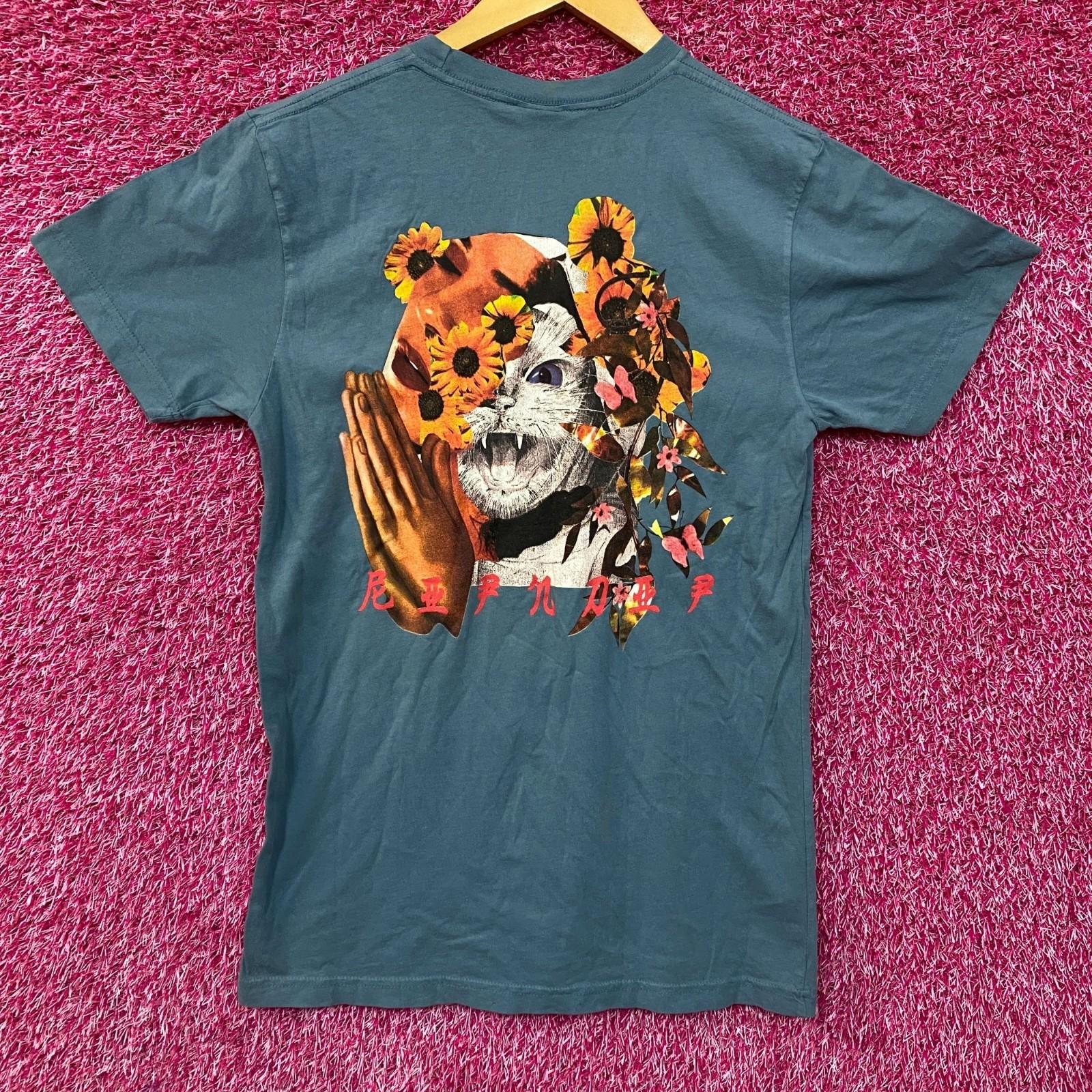 RIPNDIP Футболка Lord Nermal з квітами для молитви, розмір S XXXL
RIPNDIP Футболка Lord Nermal з квітами для молитви, розмір S XXXL
