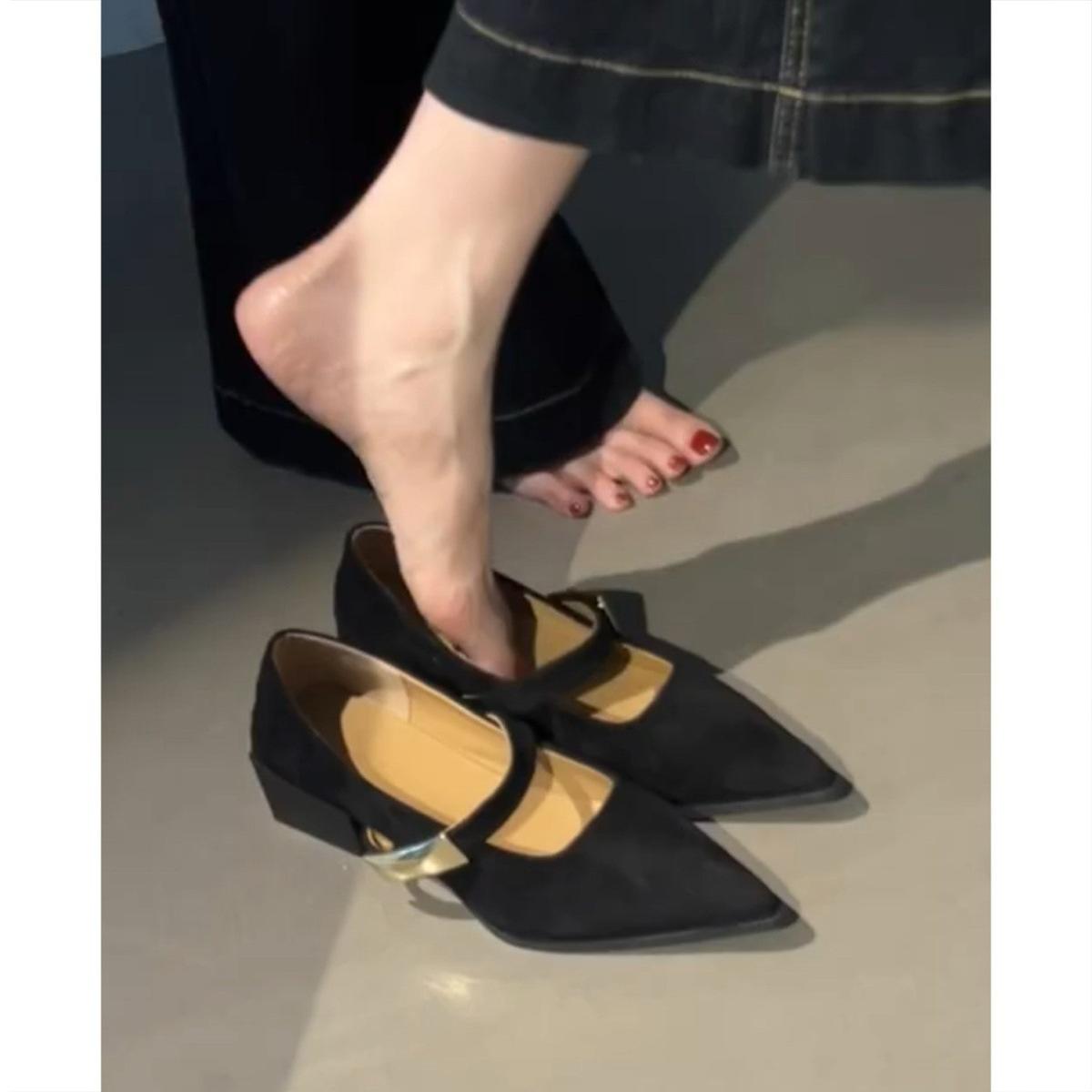 First encounter French temperament pointed head thick heel shallow mouth single shoes with ancient word with metal Mary Jane shoes 39 чорний
First encounter French temperament pointed head thick heel shallow mouth single shoes with ancient word with metal Mary Jane shoes 39 чорний